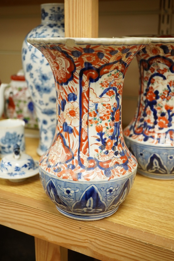 Oriental porcelain including a Chinese blue and white vase and cover, 27cm high